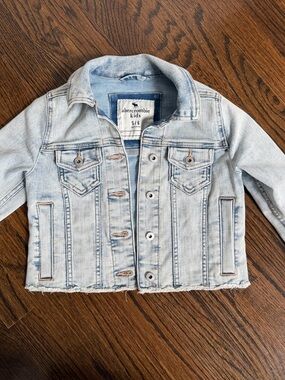 abercrombie kids Light Wash Denim Jean Jacket - size 5/6